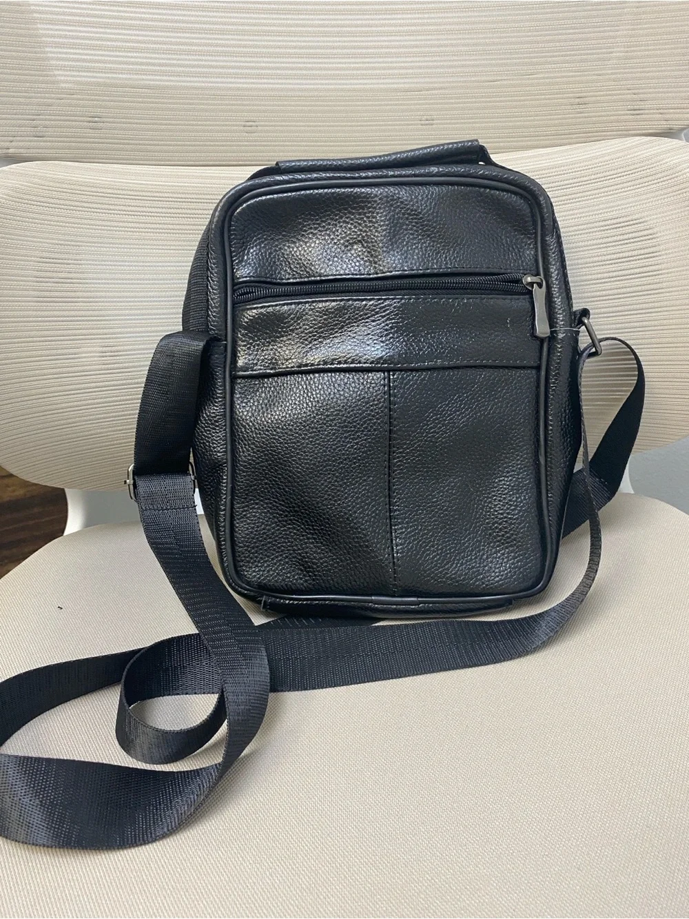UniseGenuine Leather Black Crossbody Messenger Bag Multi-Pocket Adjustable Strap